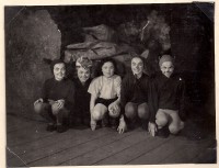 /album/fotogalerie/a26-3-1955-budulinek-ucinkujici-jiri-vlach-vl-svoboda-frant-steiner-karel-slach-jana-novotna-e-hanibalova-marcela-faistova-magda-karosiova-milada-jelinkova-zdena-cervova-jpg/